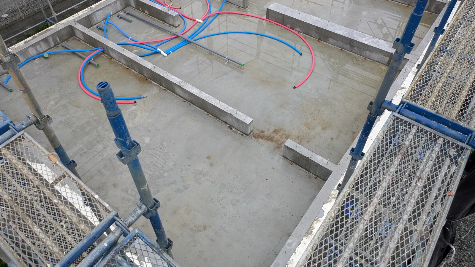 建設中のわが家の基礎と配管の様子