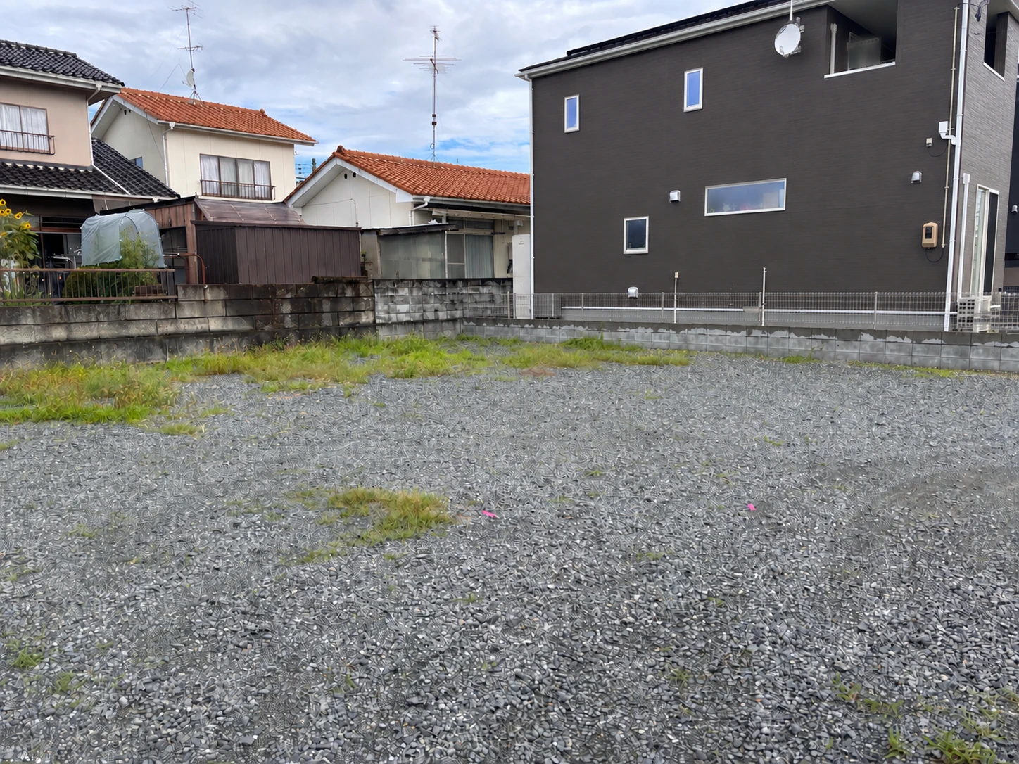 土地と周囲の建物が写る敷地写真